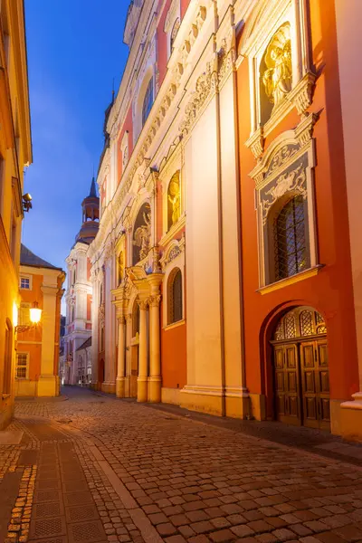 Günbatımında Poznan Polonya 'daki Aziz Stanislaus Cizvit Koleji ve Barok Kilisesi