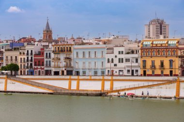 Sevilla İspanya 'daki Guadalquivir Nehri boyunca renkli geleneksel binalar.