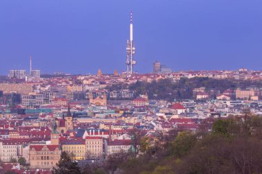 Zizkov Televizyon Kulesi 'nin panoramik görüntüsü ve Prag Çek Cumhuriyeti şehir manzarası gün batımında