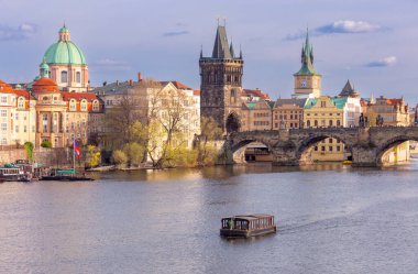 Charles Köprüsü Prag Cumhuriyeti 'ndeki Vltava Nehri' ni geçerek tarihi kuleler ve binalar görülebilir.