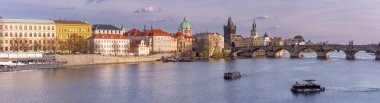 Charles Köprüsü Prag Cumhuriyeti 'ndeki Vltava Nehri' ni geçerek tarihi kuleler ve binalar görülebilir.