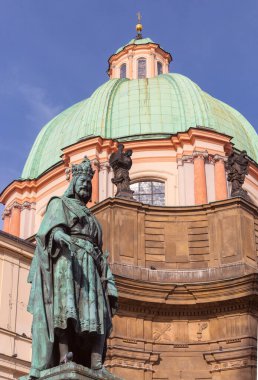Prag Çek Cumhuriyeti 'ndeki Klementinum kubbesinin önündeki 4. Charles' ın bronz heykeli
