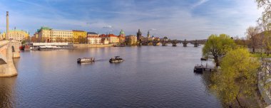 Prag Çek Cumhuriyeti 'nde tarihi binalarla Charles Köprüsü ve Vltava Nehri manzarası