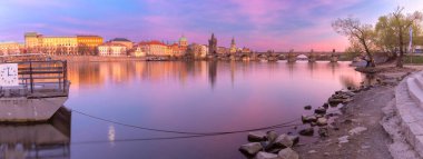 Günbatımında Çek Cumhuriyeti Prag 'daki Charles Köprüsü ve Vltava Nehri' nin panoramik manzarası