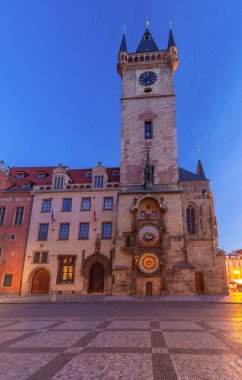 Prag Astronomik Saati ve Çek Cumhuriyeti 'nin Prag kentinde şafak vakti Eski Belediye Binası Kulesi manzarası