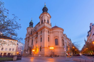Çek Cumhuriyeti 'nin Prag kentindeki Barok St. Nicholas Kilisesi, şafak vakti sokak lambalarıyla fotoğraflandı.