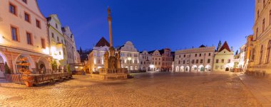 Cesky Krumlov, Çek Cumhuriyeti, Svornost Pazar Meydanı gün doğumunda barok çeşmesi ve konaklarla