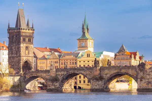 Çek Cumhuriyeti Prag 'daki Vltava Nehri üzerindeki Tarihi Charles Köprüsü