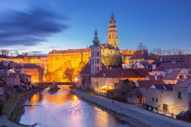 Cesky Krumlov 'un Çek Cumhuriyeti' ndeki kulesi ve nehri ile alacakaranlık sahnesi