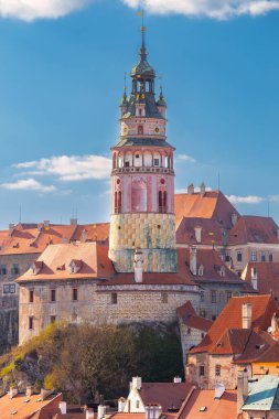 Cesky Krumlov 'daki tarihi kuleye karşı mavi gökyüzü, Çek Cumhuriyeti