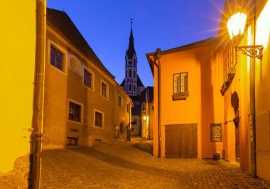 Sabahın erken saatlerinde Çek Cumhuriyeti Cesky Krumlov 'da kilise kulesi olan sessiz bir kaldırım manzarası
