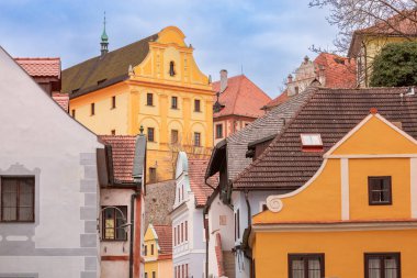 Çek Cumhuriyeti 'nin Cesky Krumlov kentindeki tarihi nehir kenarı binaları