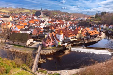 Vltava Nehri manzarası ve Çek Cumhuriyeti 'ndeki Cesky Krumlov' un tarihi merkezi