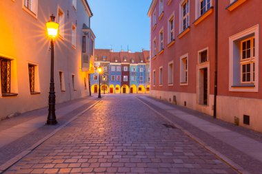 Poznan Belediye Binası güneş doğarken Poznan, Polonya 'daki Pazar Meydanı' nda aydınlandı