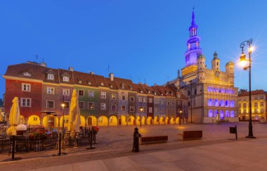 Eski Pazar Meydanı ve Rönesans Belediye Binası şafakta Poznan, Polonya