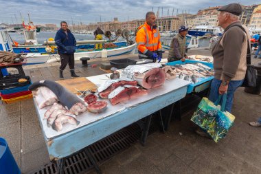 18 Mayıs 2019, Marsilya, Fransa: Marsilya 'daki Vieux Limanı' ndaki açık pazarda taze balık sergilendi