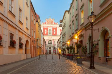 Cobblestone caddesi şafakta Poznan Polonya 'da Fara Kilisesi' ne çıkıyor.