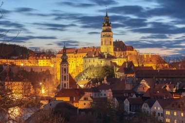 Çek Cumhuriyeti 'nin tarihi merkezi Cesky Krumlov' un gece manzarası. Kuleleri ve çatıları var.