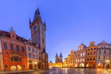 Çek Cumhuriyeti Prag 'daki Old Town Square' de, şafak sökmeden önce Old Town Hall ve Church of Our Lady