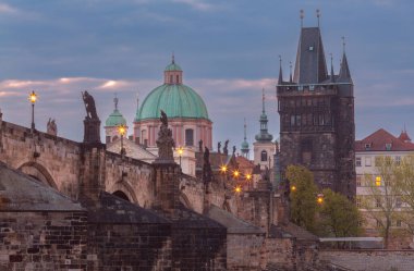 Şafak vakti Çek Cumhuriyeti 'ndeki Charles Köprüsü' nde aydınlık kuleler ve kaldırım taşları yolu