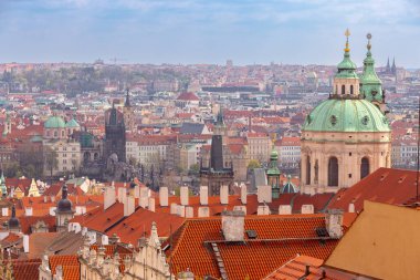 Çek Cumhuriyeti Prag 'daki Aziz Niklas Kilisesi ve tarihi kulelerinin çatı manzarası