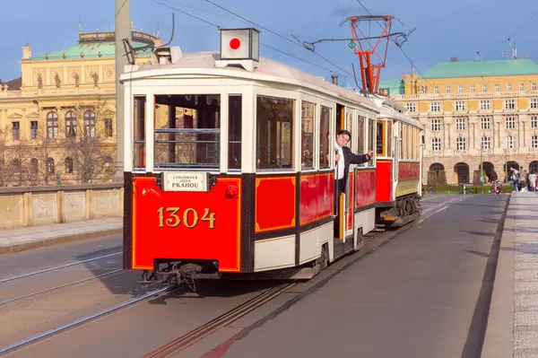 Prag, Çek Cumhuriyeti - 10 Nisan 2025: Prag, Çek Cumhuriyeti 'nde kondüktörle klasik kırmızı turistik tramvay