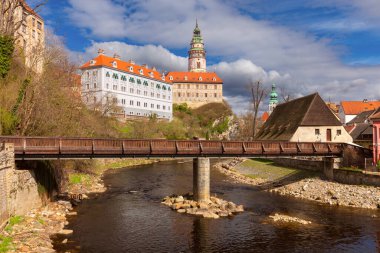 Çek Cumhuriyeti 'nin Cesky Krumlov kentindeki Rönesans ve Barok binaları, süslü cepheleri ve kırmızı çatıları ile