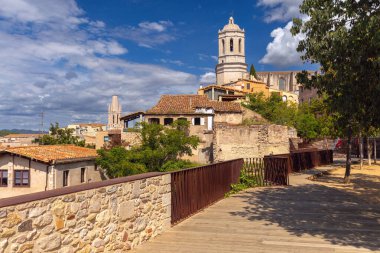 Girona Katedrali ve Girona, İspanya 'daki eski kasaba binalarının manzarası