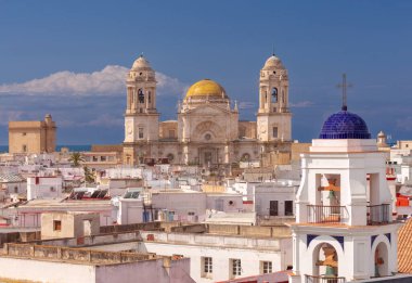 İspanya 'daki Cadiz Katedrali' nin tarihi şehir merkezinin beyaz çatıları üzerindeki görüntüsü
