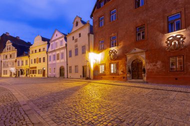 Çek Cumhuriyeti Cesky Krumlov 'daki kaldırım taşı meydanı ve eski binaların akşam manzarası