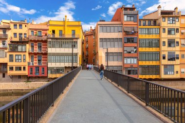İspanya 'nın Girona kentindeki Onyar Nehri boyunca renkli nehir kenarı evleri ve Girona Katedrali manzarası