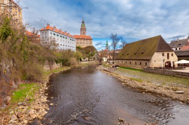 Çek Cumhuriyeti Cesky Krumlov 'daki Vltava Nehri boyunca uzanan tarihi nehir kenarı mimarisinin görüntüsü