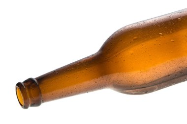 Bira şişesi beyaza düşüyor..