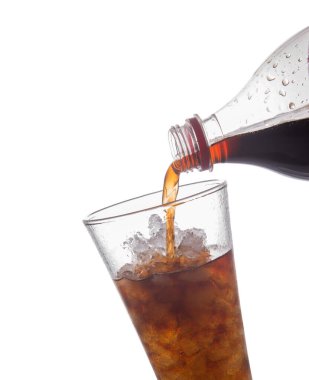 Kola beyaz arkaplanda izole edilmiş bardağa dökülür.. 