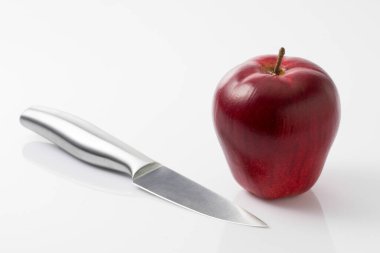 Beyaz arka planda meyve bıçağı.