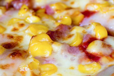 Beyaz arka planda meyve bıçağı.