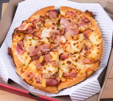 Lezzetli pizza beyaz kutuda.