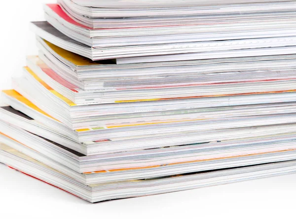 Birçok kitap üst üste dizilmiştir..