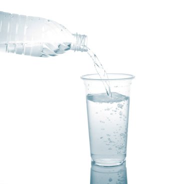 Beyaz arka planda izole edilmiş bir bardağa doldur..