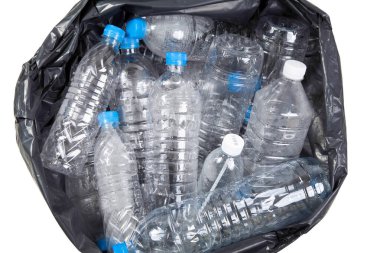 Çöp yığınında plastik su şişeleri