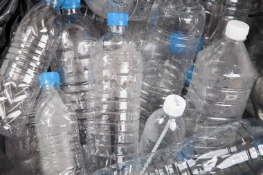 Çöp yığınında plastik su şişeleri