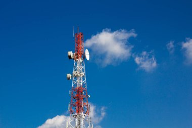 Güzel mavi gökyüzü ile iletişim kulesi.