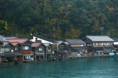 Kyoto Japonya - 30 Kasım 2017: Ine Kayıkhanesi, hala balıkçılık yaşam tarzını sürdüren geleneksel bir balıkçı köyü, sessiz, huzurlu ve güzeldir..