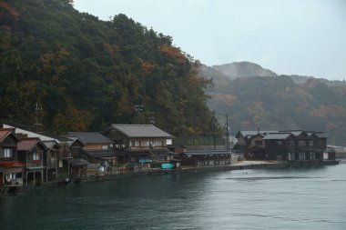 Kyoto Japonya - 30 Kasım 2017: Ine Kayıkhanesi, hala balıkçılık yaşam tarzını sürdüren geleneksel bir balıkçı köyü, sessiz, huzurlu ve güzeldir..