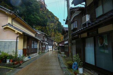 Kyoto Japonya - 30 Kasım 2017: Ine Kayıkhanesi, hala balıkçılık yaşam tarzını sürdüren geleneksel bir balıkçı köyü, sessiz, huzurlu ve güzeldir..