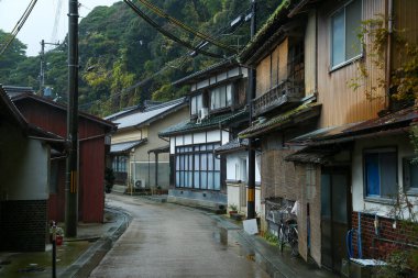 Kyoto Japonya - 30 Kasım 2017: Ine Kayıkhanesi, hala balıkçılık yaşam tarzını sürdüren geleneksel bir balıkçı köyü, sessiz, huzurlu ve güzeldir..