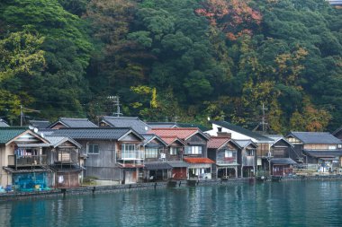 Kyoto Japonya - 30 Kasım 2017: Ine Kayıkhanesi, hala balıkçılık yaşam tarzını sürdüren geleneksel bir balıkçı köyü, sessiz, huzurlu ve güzeldir..