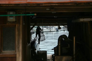 Kyoto Japonya - 30 Kasım 2017: Ine Kayıkhanesi, hala balıkçılık yaşam tarzını sürdüren geleneksel bir balıkçı köyü, sessiz, huzurlu ve güzeldir..
