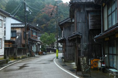 Kyoto Japonya - 30 Kasım 2017: Ine Kayıkhanesi, hala balıkçılık yaşam tarzını sürdüren geleneksel bir balıkçı köyü, sessiz, huzurlu ve güzeldir..