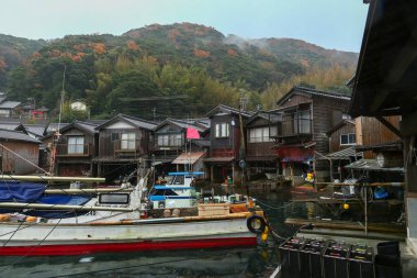 Kyoto Japonya - 30 Kasım 2017: Ine Kayıkhanesi, hala balıkçılık yaşam tarzını sürdüren geleneksel bir balıkçı köyü, sessiz, huzurlu ve güzeldir..